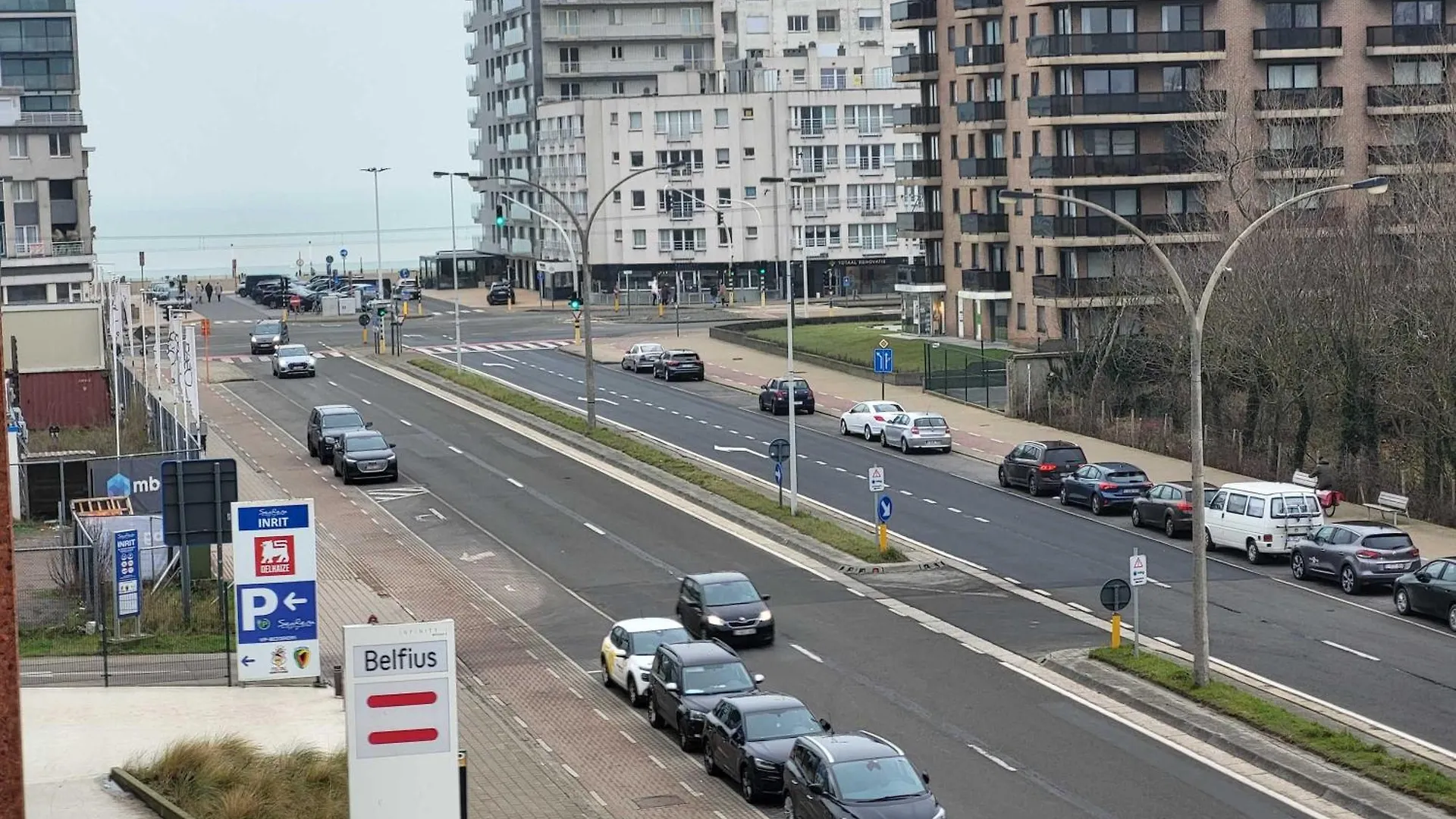 Spacious Apartment With Large Terrace & Parking In Ostend